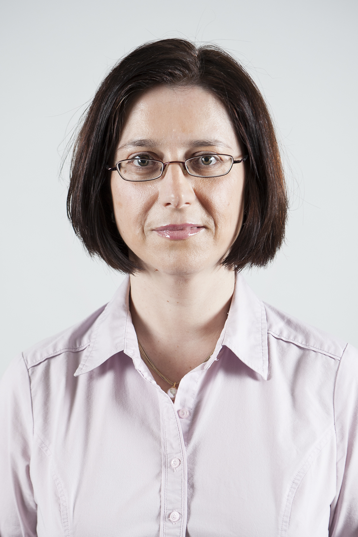 Dr. Mihaela Mates